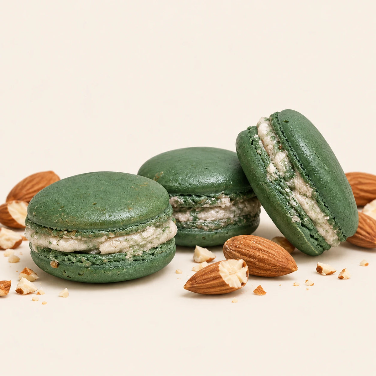 Avec son macaron vert amande et son cœur façon ganache, ABREA transforme le fondant parfumé en une expérience inspirée de la gourmandise française. Une création à la fois parfumée et décorative qui apporte une touche raffinée à l’intérieur, avant de révéler la surprise de son bijou en acier inoxydable.