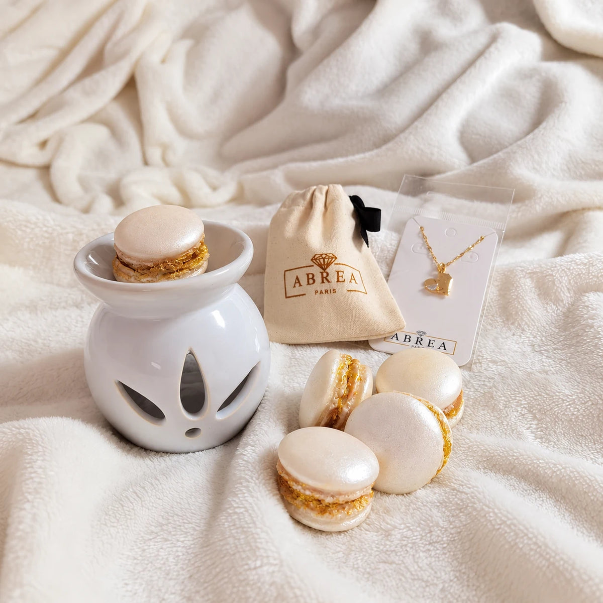 La gourmandise de la vanille, inspirée de la pâtisserie française
Une création parfumée aux notes douces, crémeuses et enveloppantes de vanille, inspirée de l’élégance de la pâtisserie française. Son parfum gourmand évoque les effluves réconfortants d’une pâtisserie parisienne et transforme votre intérieur en une délicieuse parenthèse sensorielle.
Façonné à la main sous la forme d’un macaron, ce fondant parfumé artisanal réunit l’univers de la haute gourmandise et celui du parfum d’intérieur, pour une escap