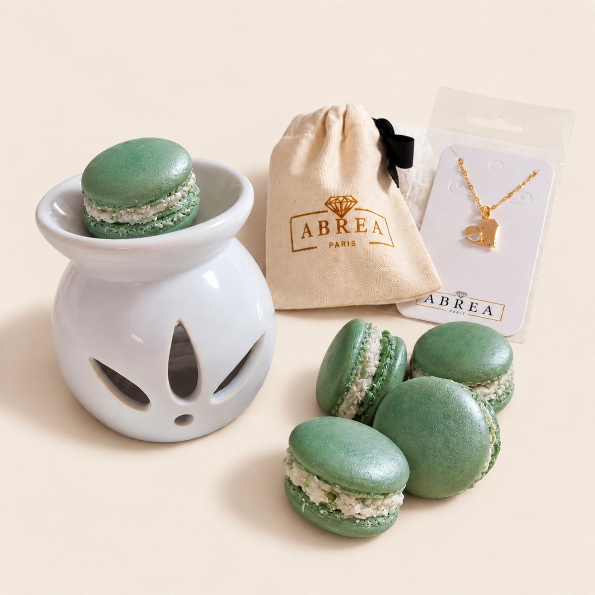 Inspiré de la délicatesse du macaron et de la pâtisserie française, le parfum Lait d’Amande dévoile une senteur douce, crémeuse et réconfortante. Une fragrance gourmande pensée pour créer une ambiance chaleureuse et cocooning et faire de la maison un véritable refuge de bien-être.