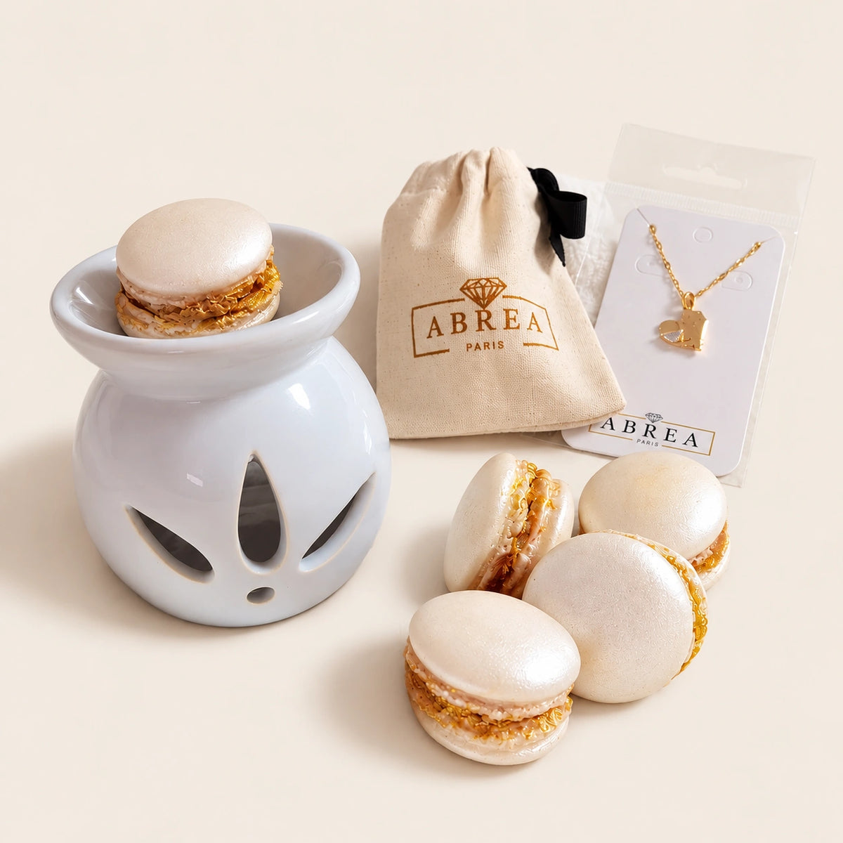 création parfumée, senteur gourmande, notes vanillées, inspiration pâtissière, douceur parisienne, fragrance pour la maison, univers olfactif gourmand, création faite main en France, ambiance chaleureuse, douceur sucrée, inspiration macaron, parfum délicat pour la maison.